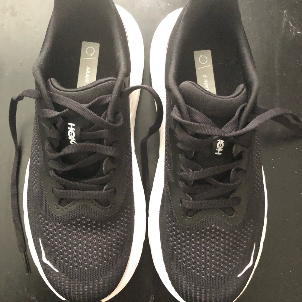 Hoka Women’s Black and White Running Shoes - Arahi 7, Size 6 D (wide width) - Picture 2 of 4